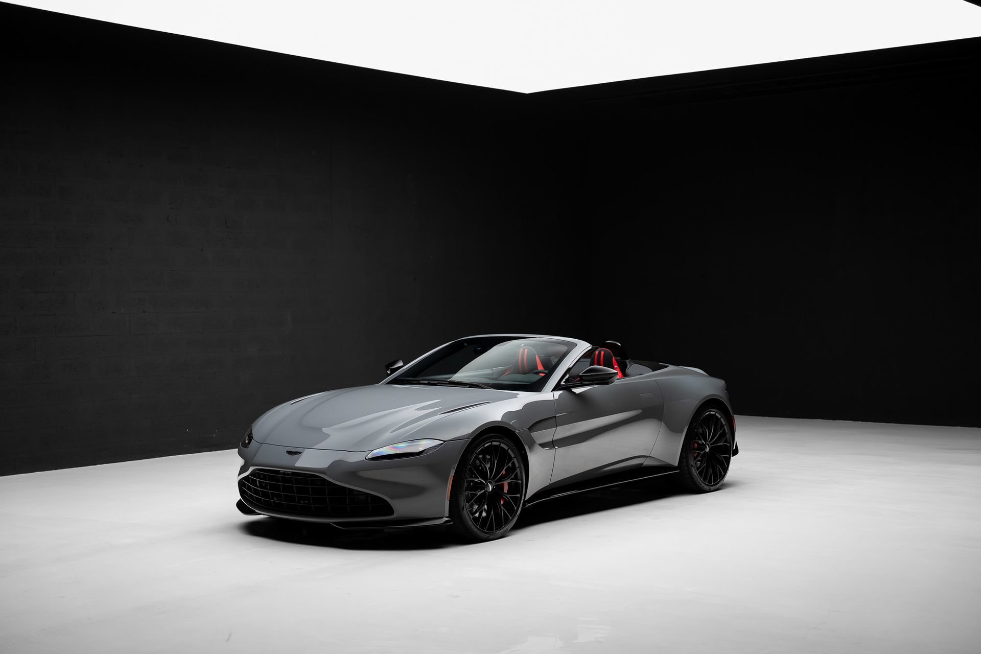 Used 2023 Aston Martin V8 Vantage Roadster RWD image 6