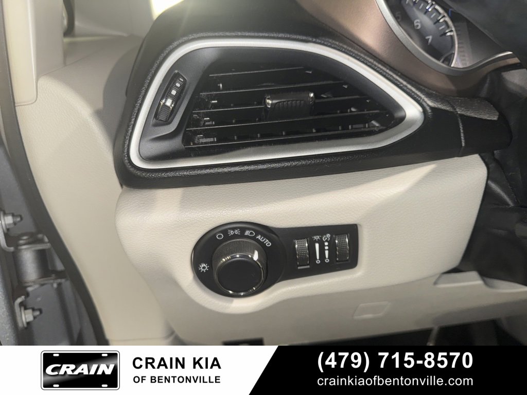 Used 2020 Chrysler Voyager Lxi image 13