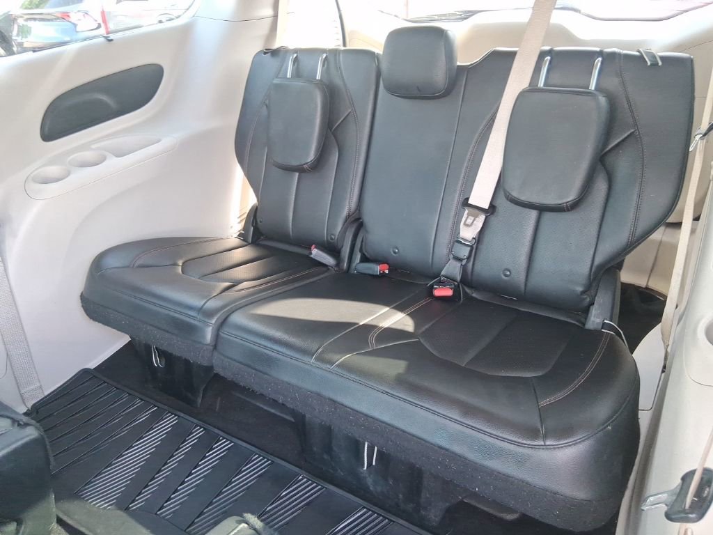 Used 2018 Chrysler Pacifica Touring-L FWD image 19