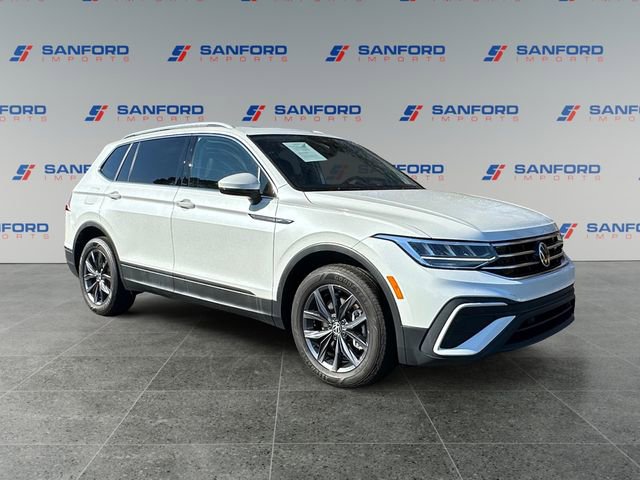Used 2023 Volkswagen Tiguan SE w/ Panoramic Sunroof Package image 7