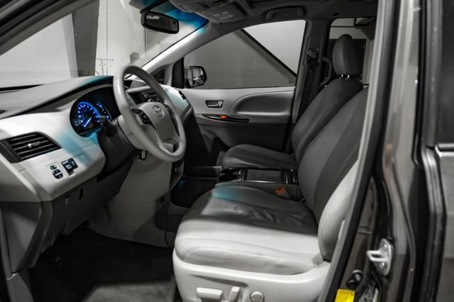 Used 2012 Toyota Sienna XLE FWD image 4