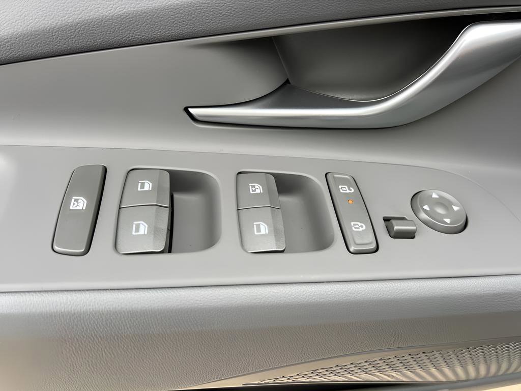 Used 2025 Hyundai Elantra SEL image 23