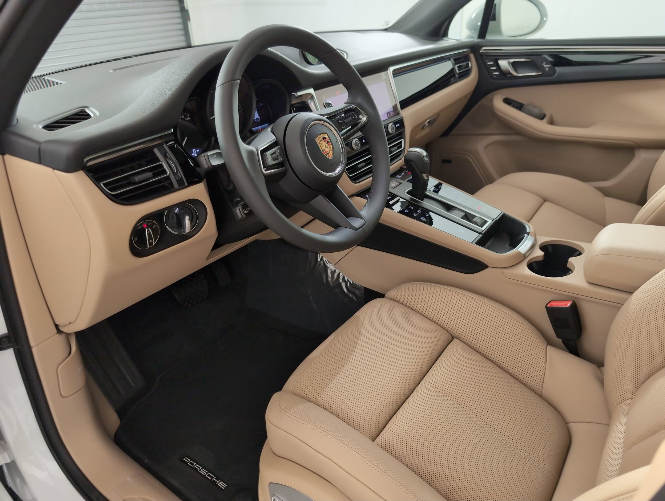 Certified 2026 Porsche Macan AWD/4WD image 4