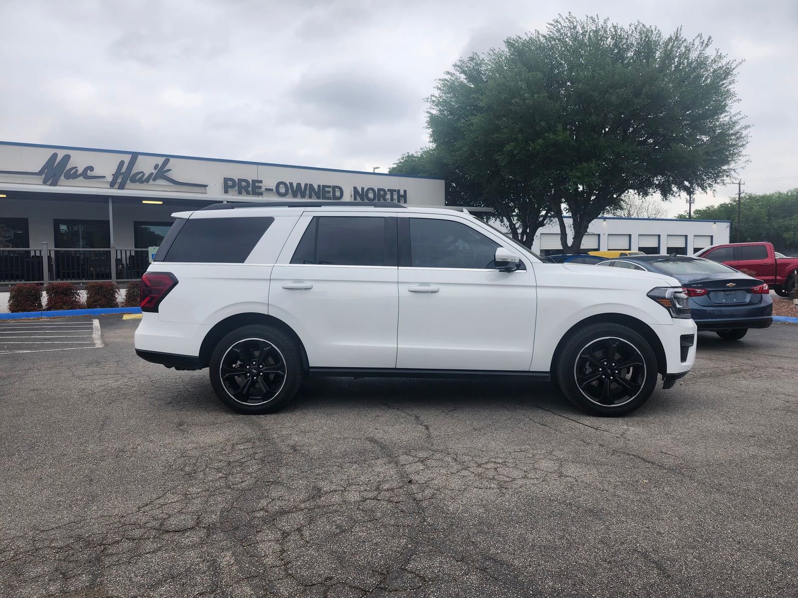 Used 2023 Ford Expedition Limited image 2