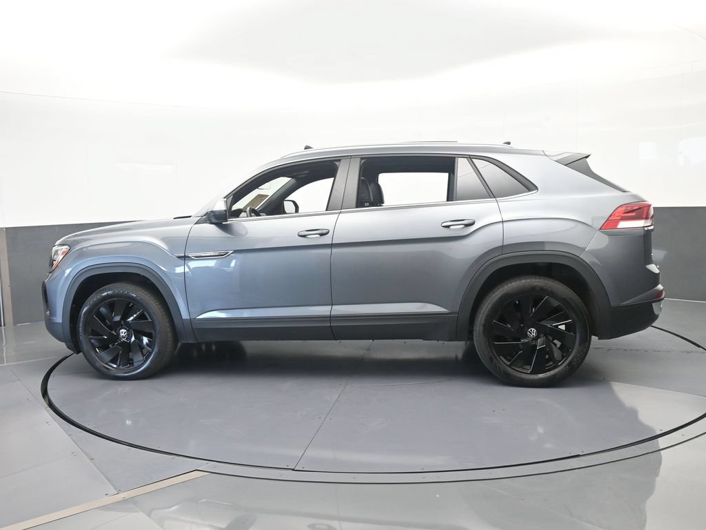 Used 2025 Volkswagen Atlas Cross Sport SE w/ Panoramic Sunroof Package FWD image 3