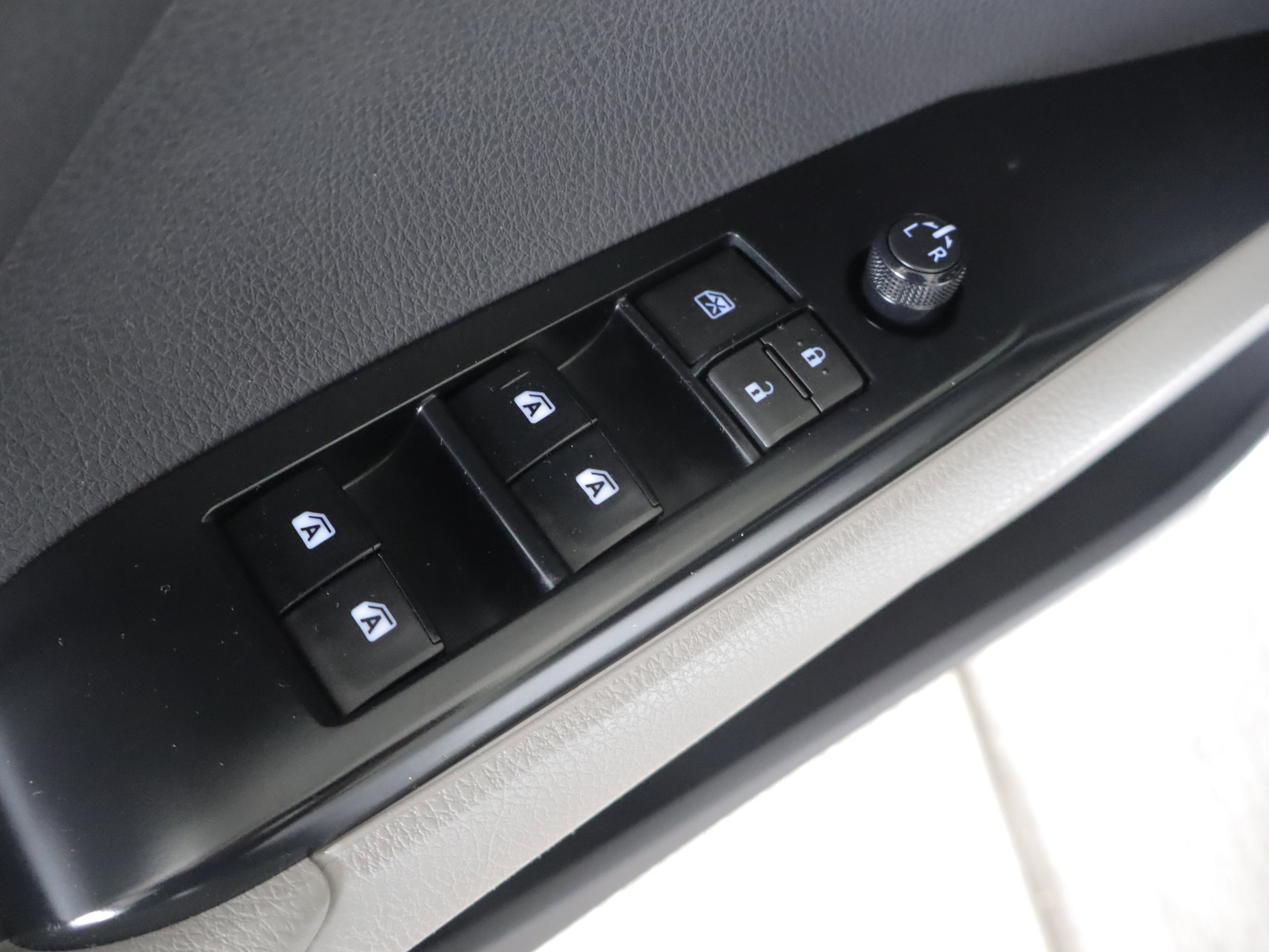 Used 2018 Toyota Camry LE FWD image 11