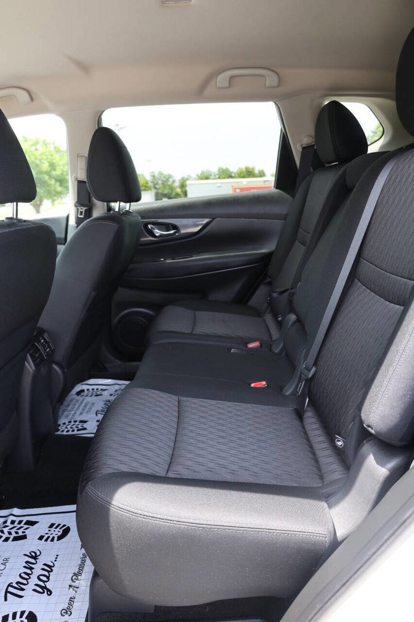 Used 2018 Nissan Rogue SV image 17