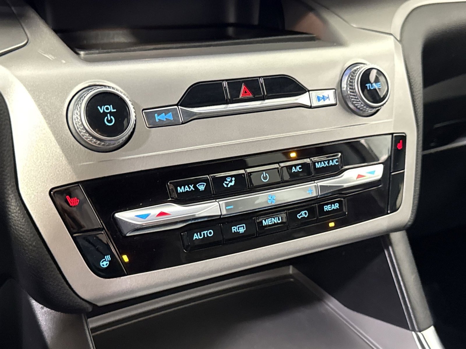 Used 2022 Ford Explorer XLT w/ Equipment Group 202A image 25