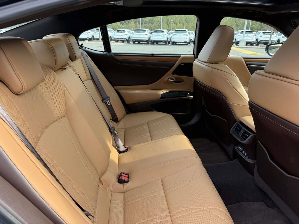Used 2019 Lexus ES 350 Ultra Luxury w/ Accessory Package 2 image 16