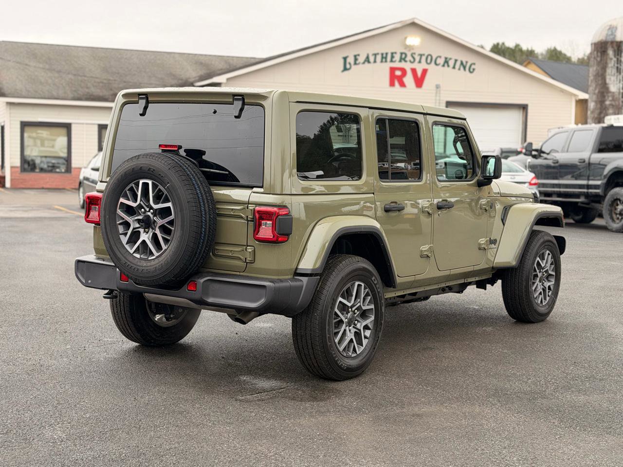 Used 2026 Jeep Wrangler Sahara AWD/4WD image 5