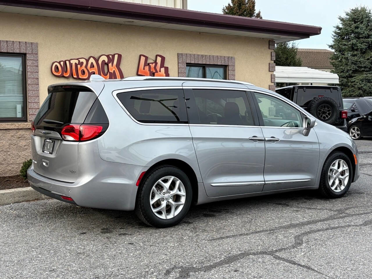 Used 2020 Chrysler Pacifica Touring-L w/ Tire & Wheel Group image 3