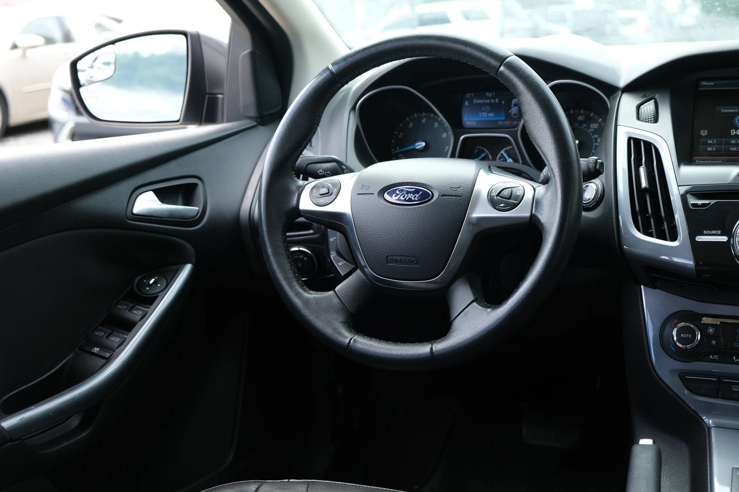 Used 2014 Ford Focus Titanium FWD image 25
