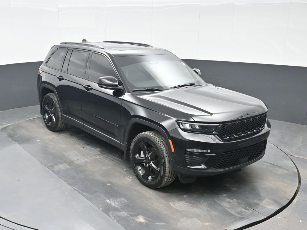 Used 2025 Jeep Grand Cherokee Limited w/ Black Appearance Package image 32