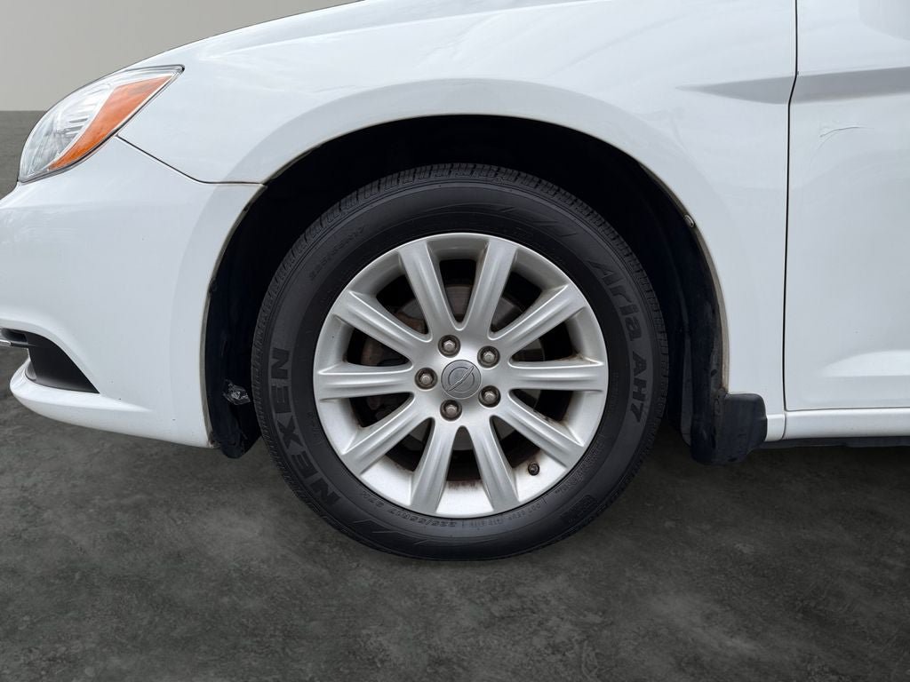 Used 2014 Chrysler 200 Touring FWD image 4
