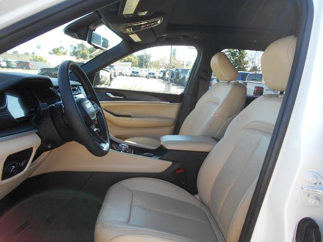 Used 2024 Jeep Grand Cherokee L Limited AWD/4WD image 3
