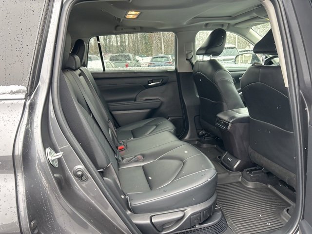 Used 2023 Toyota Highlander XLE image 19