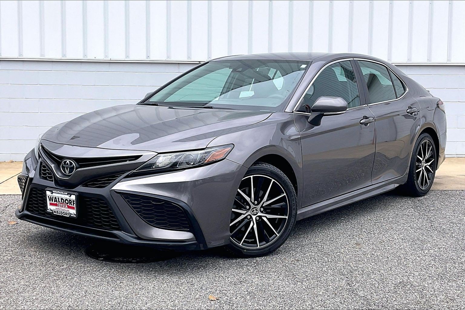 Used 2022 Toyota Camry SE FWD image 2