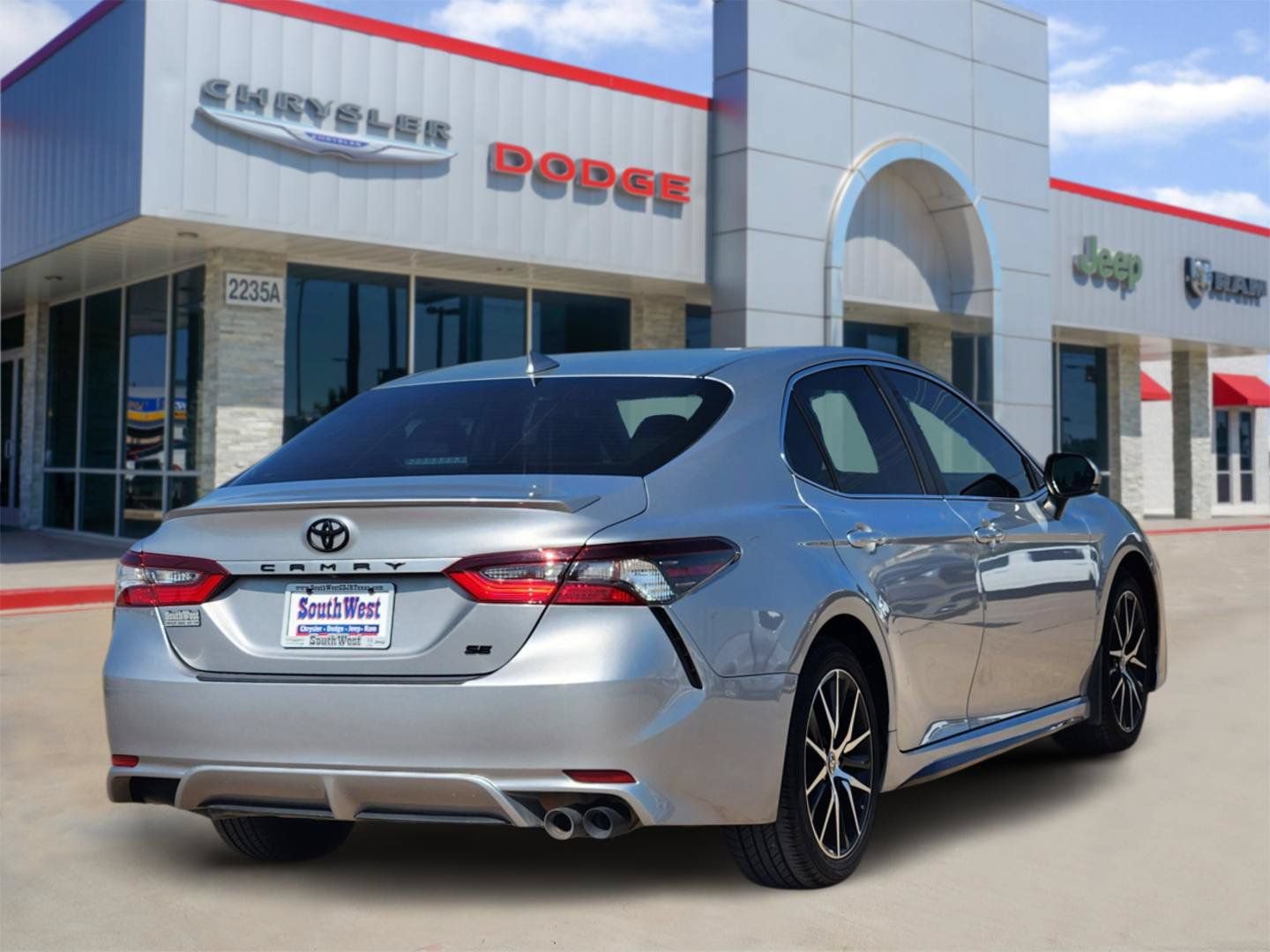 Used 2023 Toyota Camry SE w/ Convenience Package FWD image 5