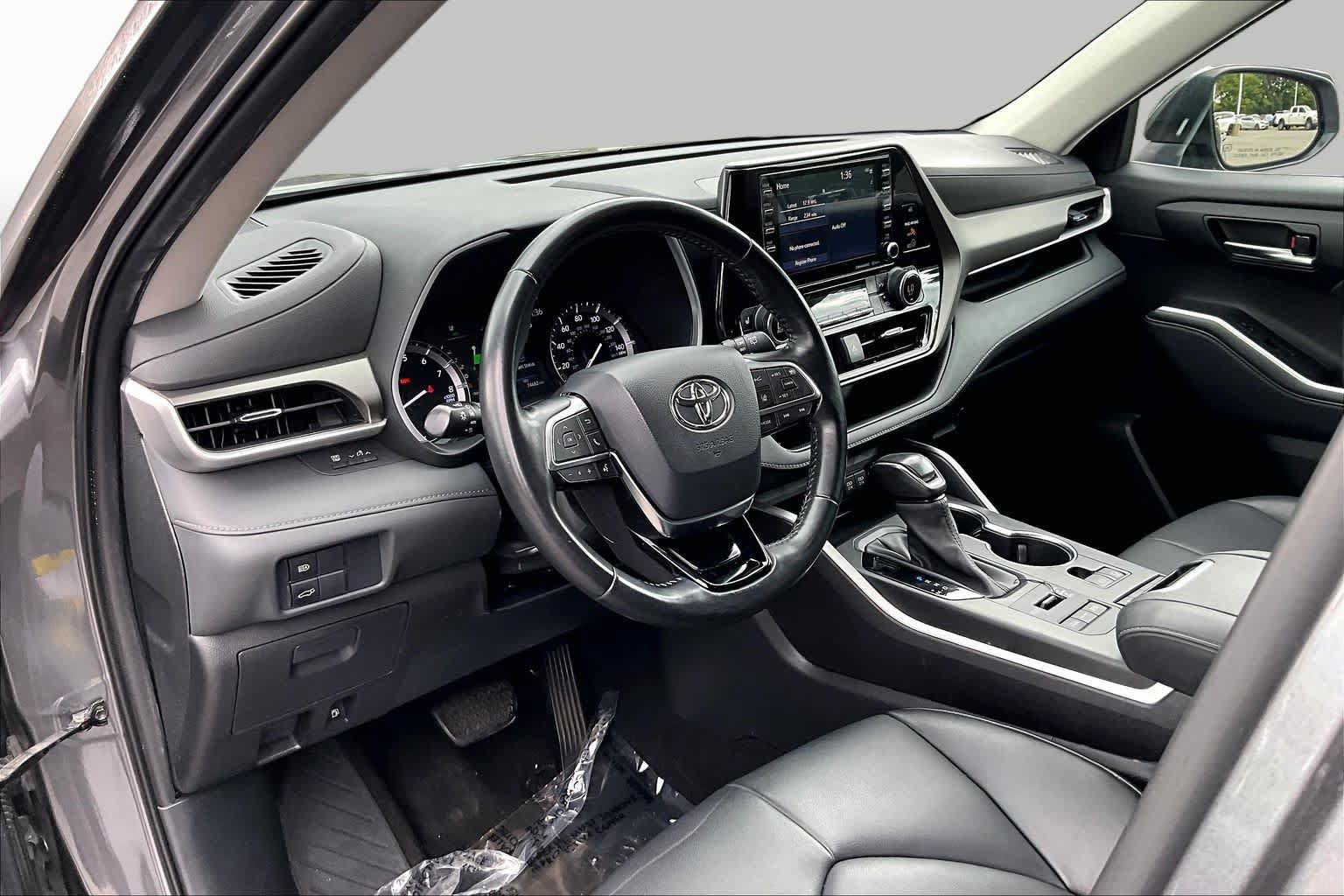 Used 2021 Toyota Highlander XLE AWD/4WD image 18