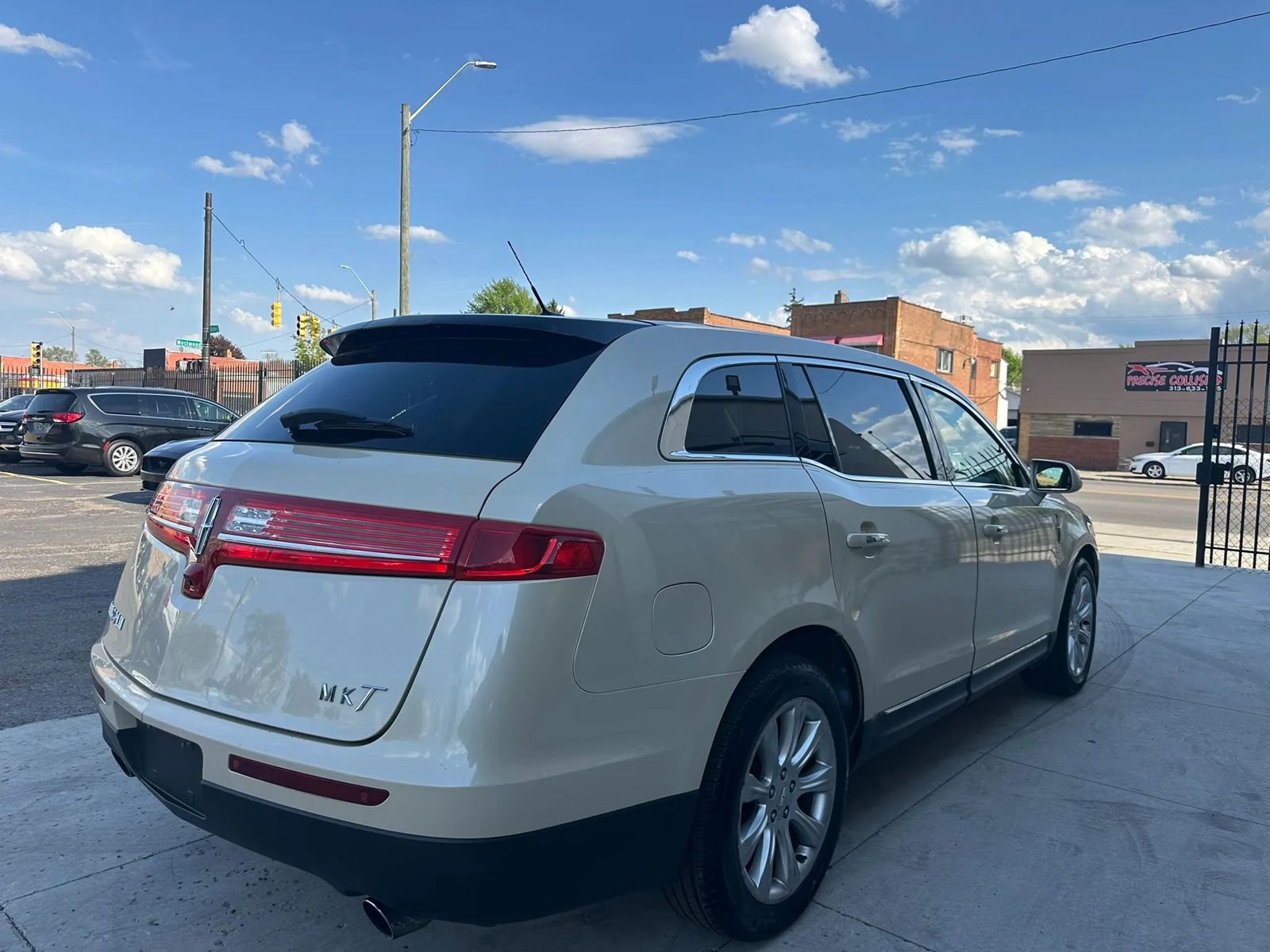 Used 2018 Lincoln MKT AWD w/ Technology Package image 4
