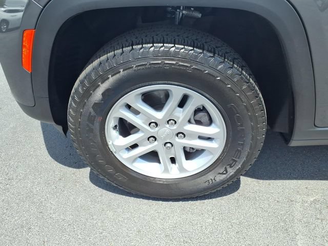 Used 2025 Jeep Grand Cherokee Laredo RWD image 4