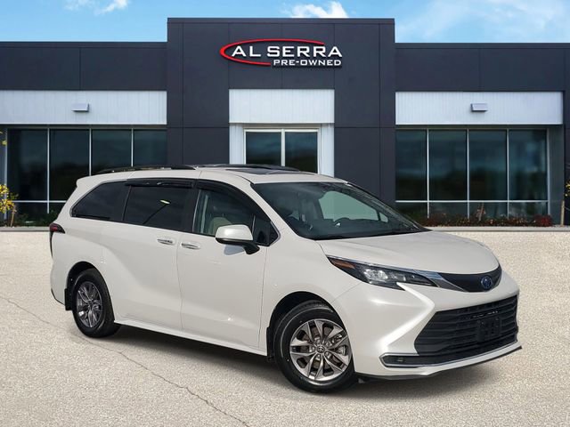 Used 2024 Toyota Sienna LE FWD image 1