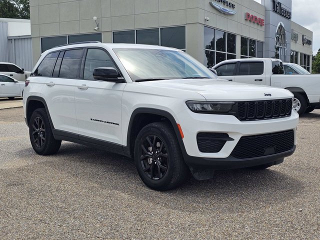 Used 2024 Jeep Grand Cherokee Altitude AWD/4WD image 5