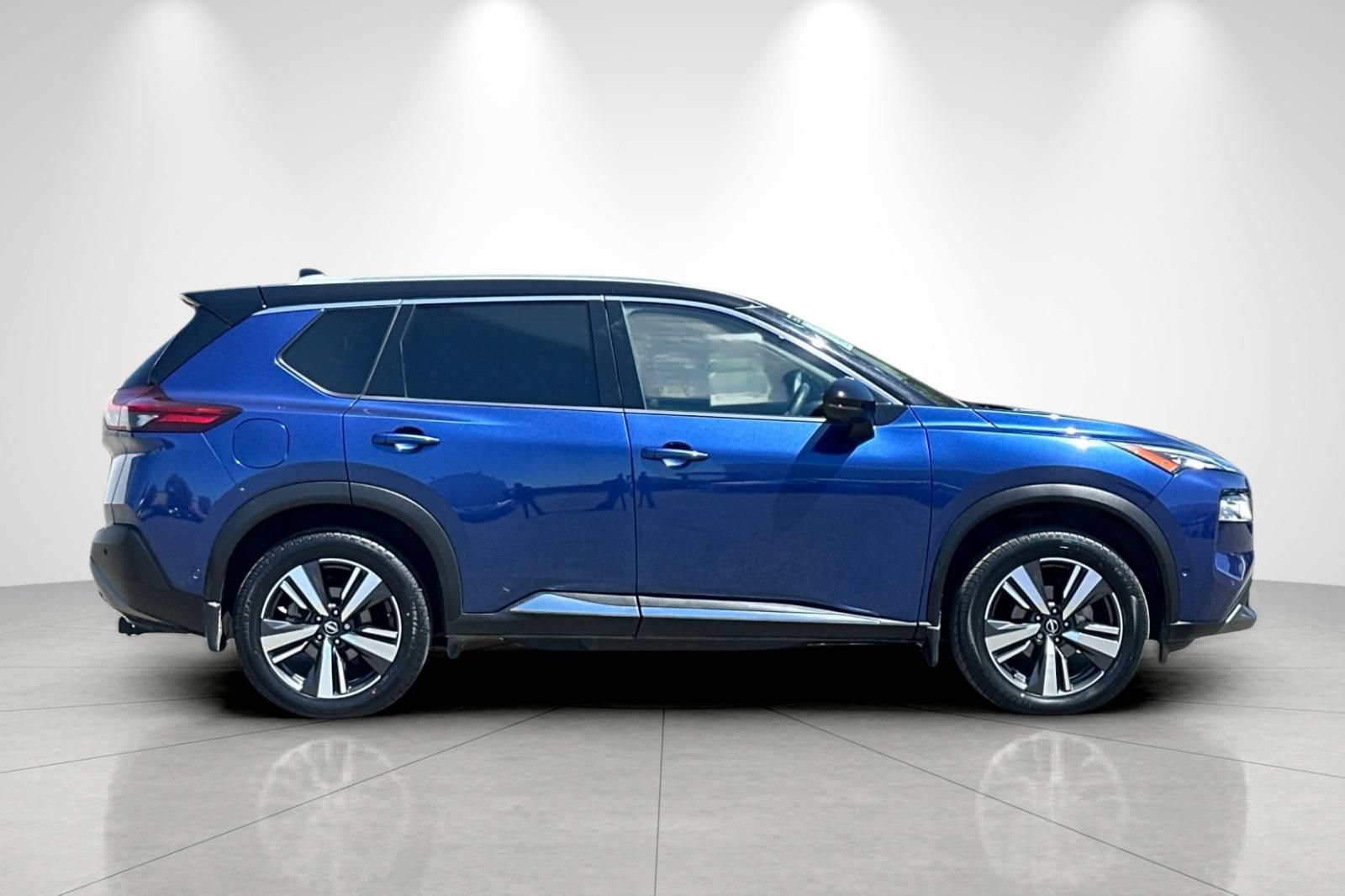 Used 2023 Nissan Rogue SL w/ SL Premium Package FWD image 3