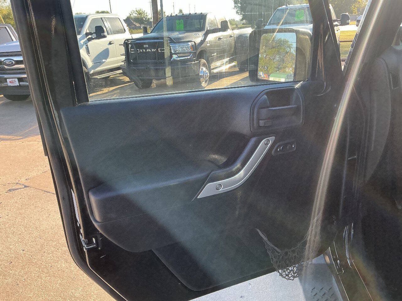 Used 2014 Jeep Wrangler Unlimited Sahara w/ Connectivity Group AWD/4WD image 10