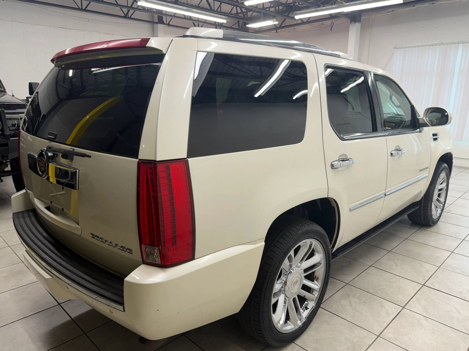 Used 2011 Cadillac Escalade Platinum AWD/4WD image 9
