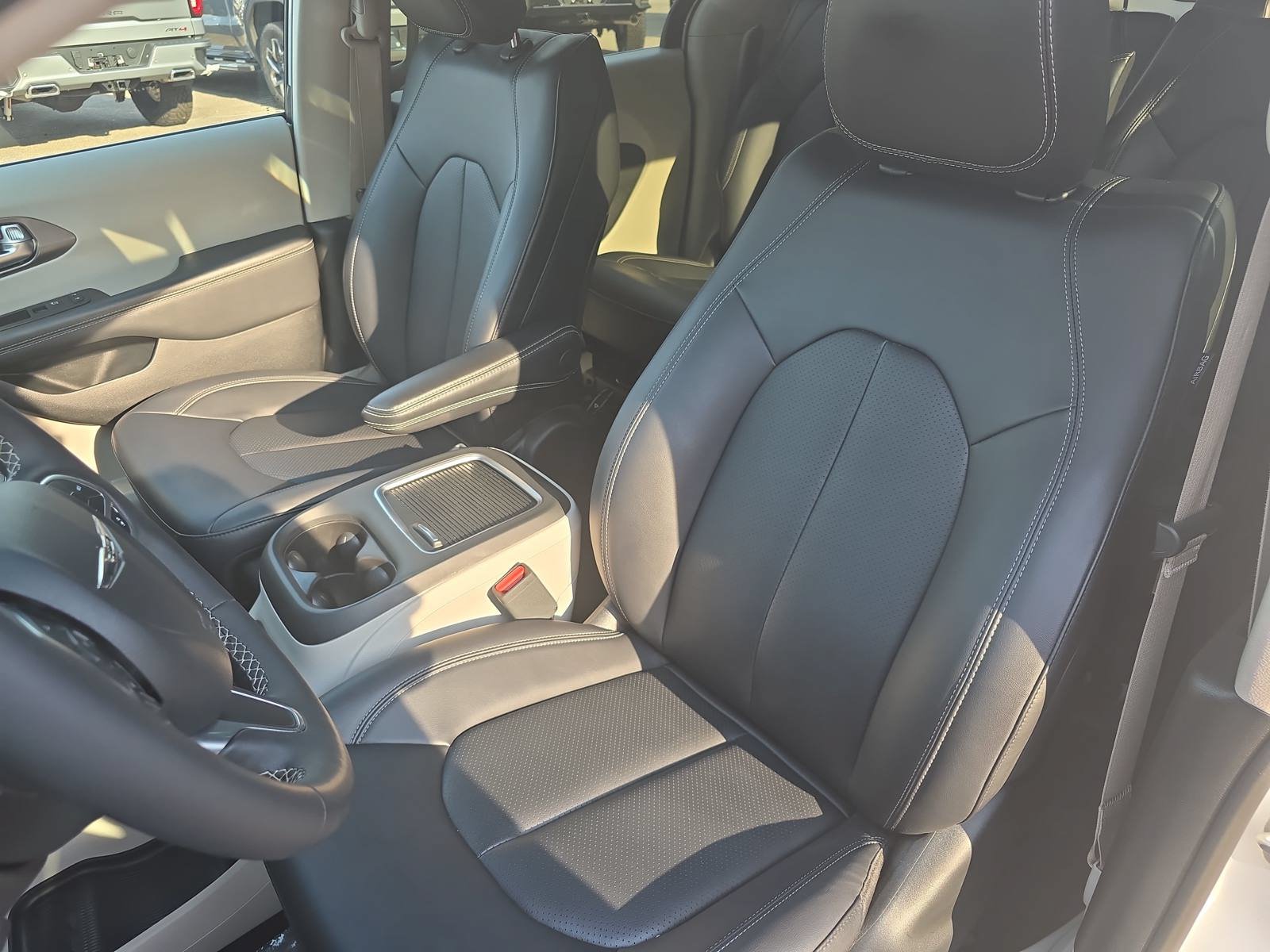 Used 2024 Chrysler Pacifica Limited FWD image 17
