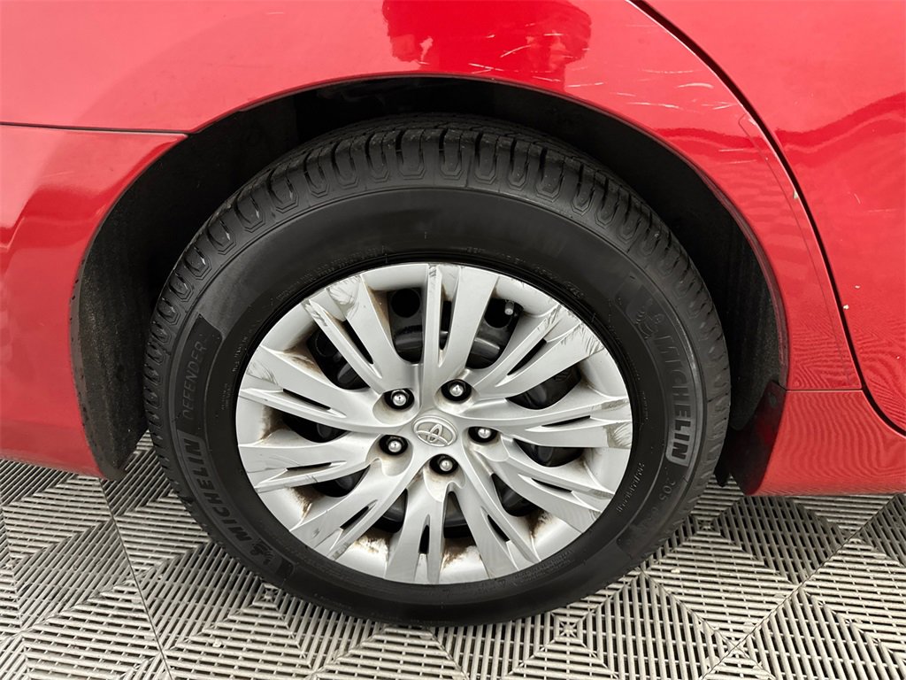 Used 2014 Toyota Camry L image 17