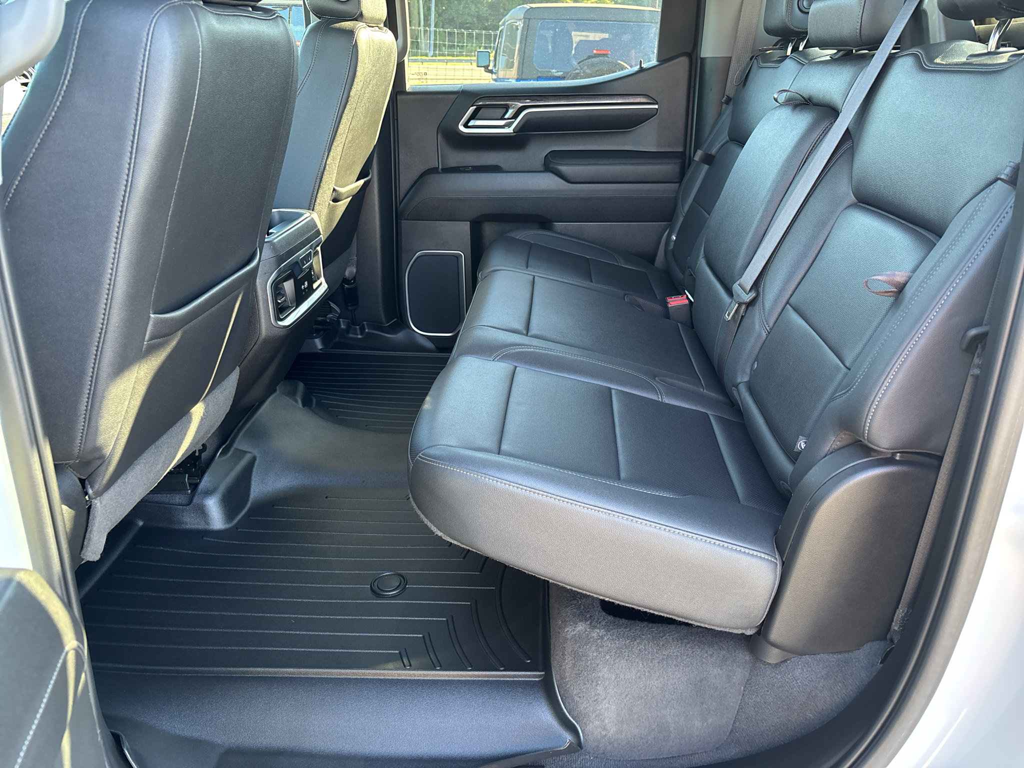 Used 2023 Chevrolet Silverado 1500 LTZ w/ LTZ Convenience Package II AWD/4WD image 28