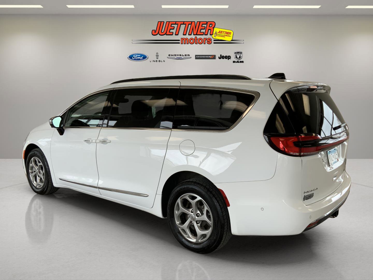 Used 2023 Chrysler Pacifica Limited w/ Trailer Tow Group AWD/4WD image 6