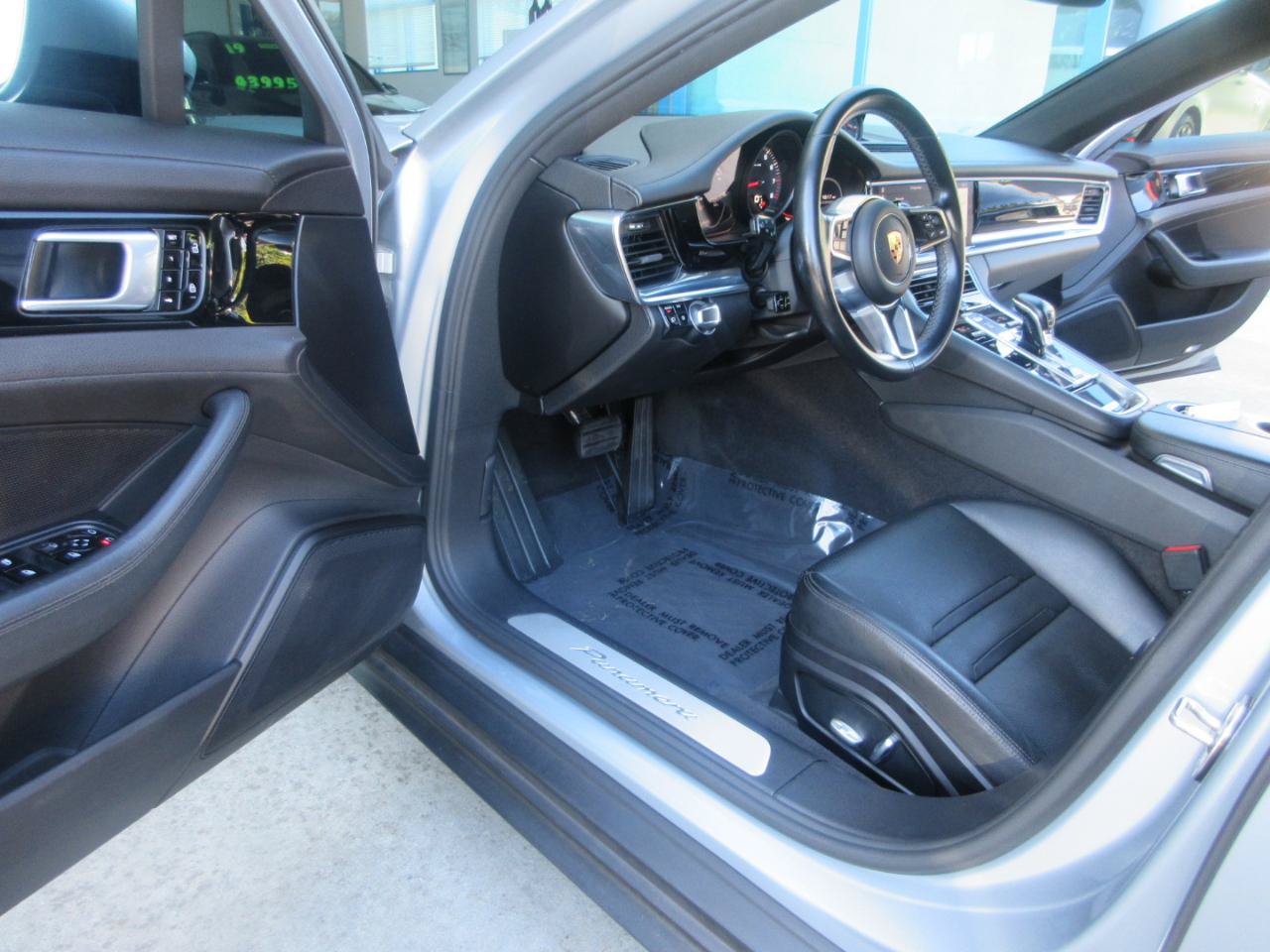 Used 2019 Porsche Panamera RWD image 6