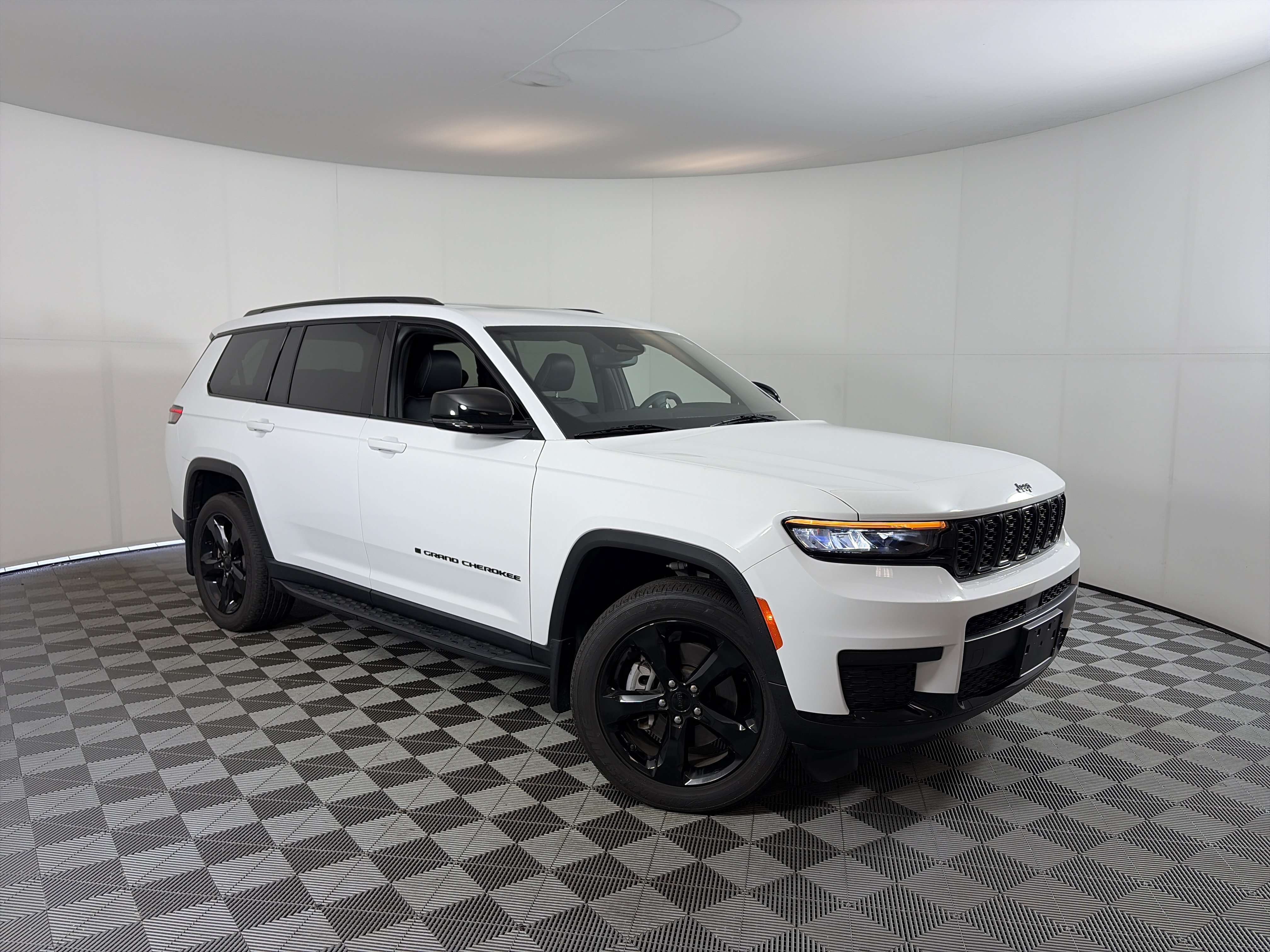 Used 2023 Jeep Grand Cherokee L Laredo
