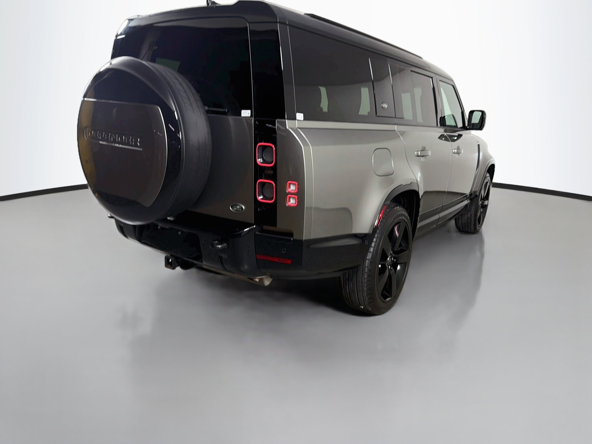 Used 2023 Land Rover Defender 130 X AWD/4WD image 6