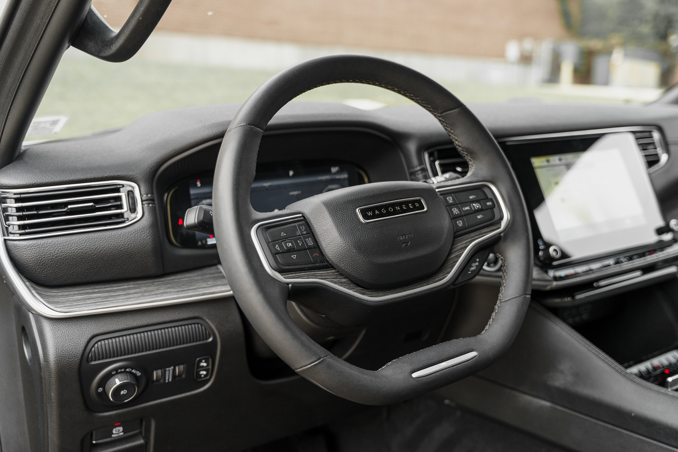 Used 2023 Jeep Wagoneer L Series II AWD/4WD image 10