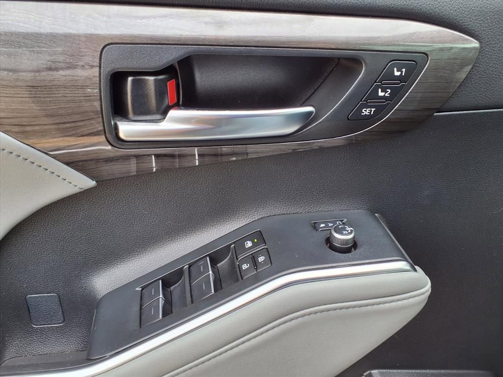 Used 2024 Toyota Highlander Platinum image 24