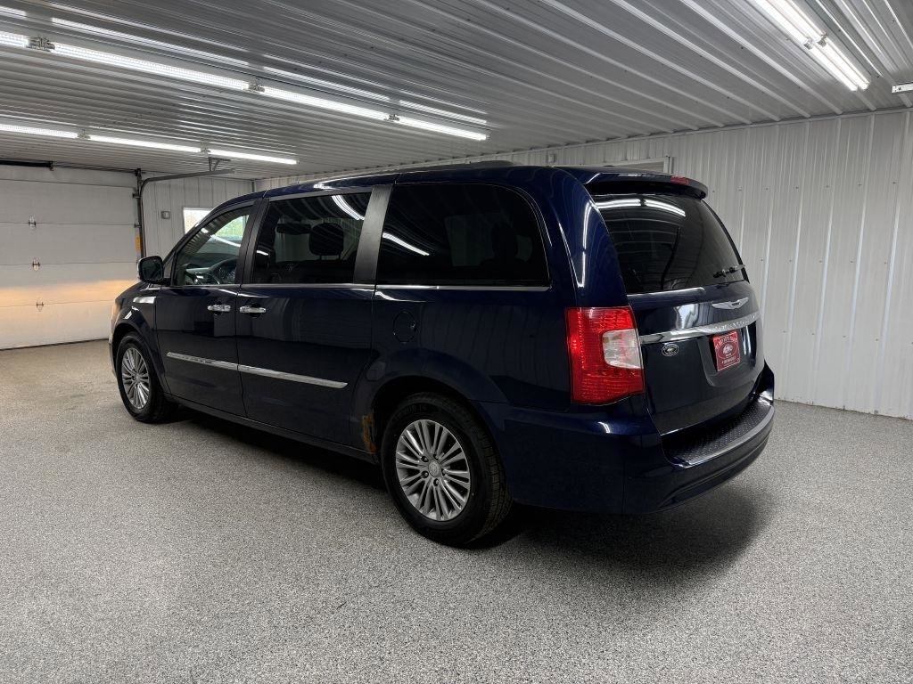 Used 2014 Chrysler Town & Country Touring-L w/ Driver Convenience Group FWD image 4