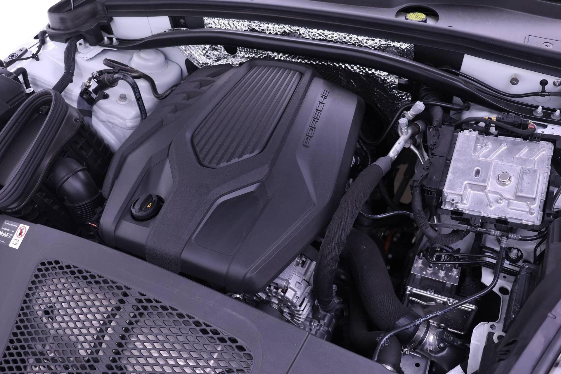 Used 2025 Porsche Macan AWD/4WD image 24