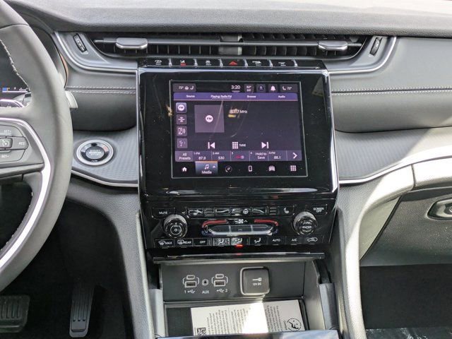 New 2025 Jeep Grand Cherokee L Laredo image 16