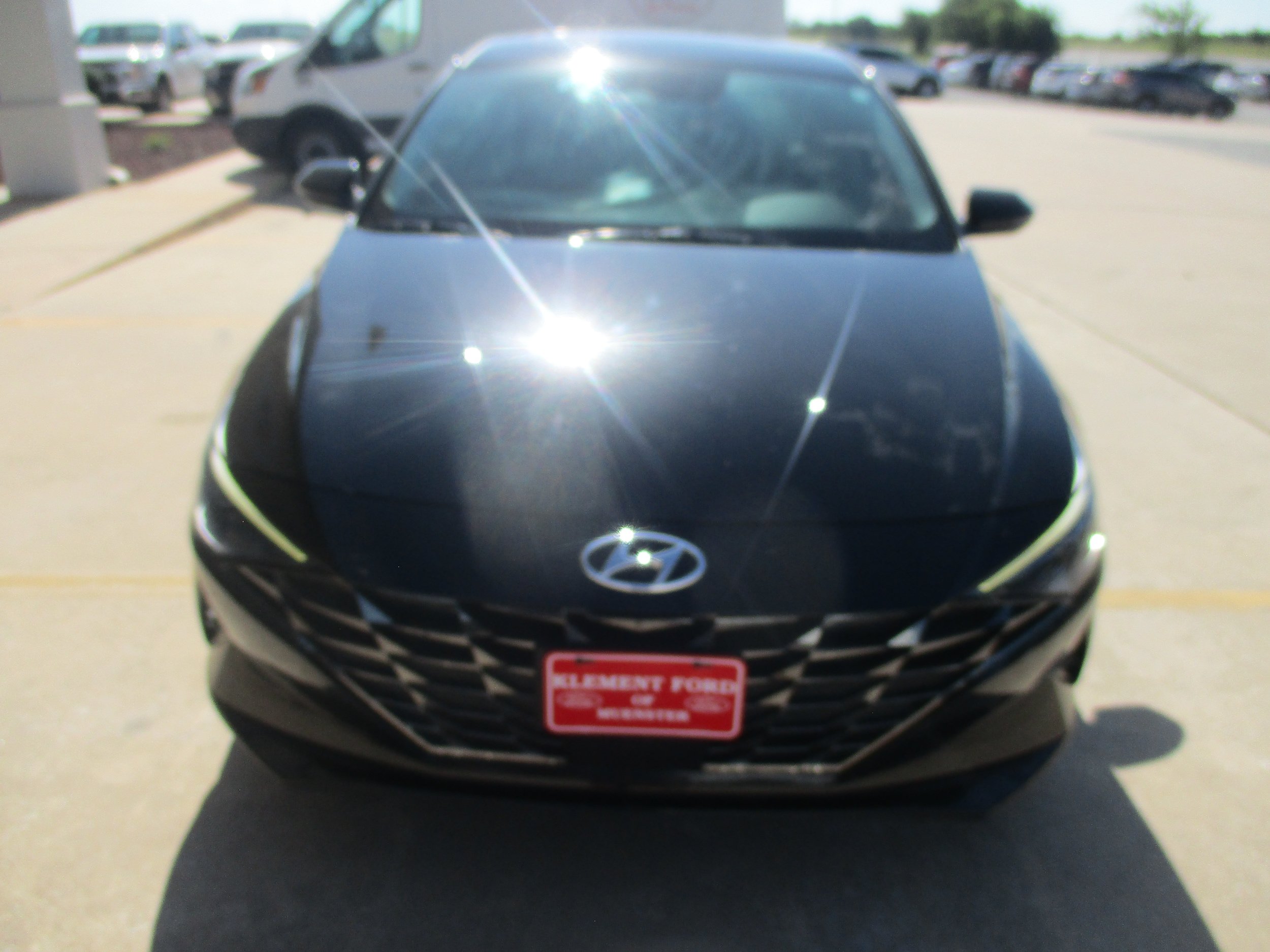 Used 2022 Hyundai Elantra Limited w/ Preferred Accessory Package FWD image 11
