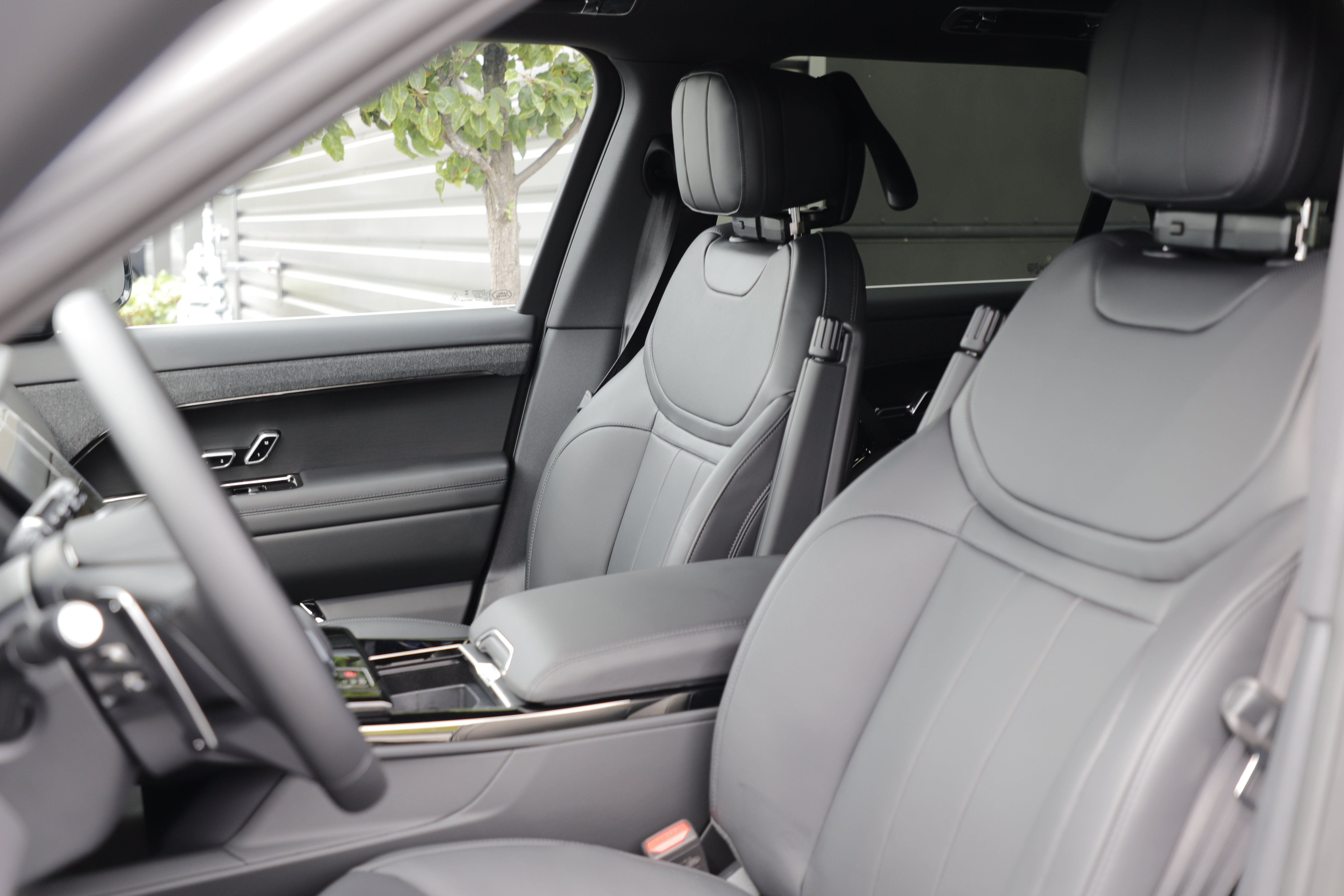 New 2026 Land Rover Range Rover Sport Dynamic SE AWD/4WD image 17