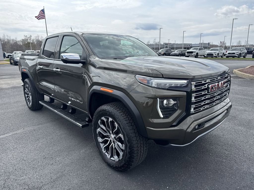 Used 2024 GMC Canyon Denali image 2