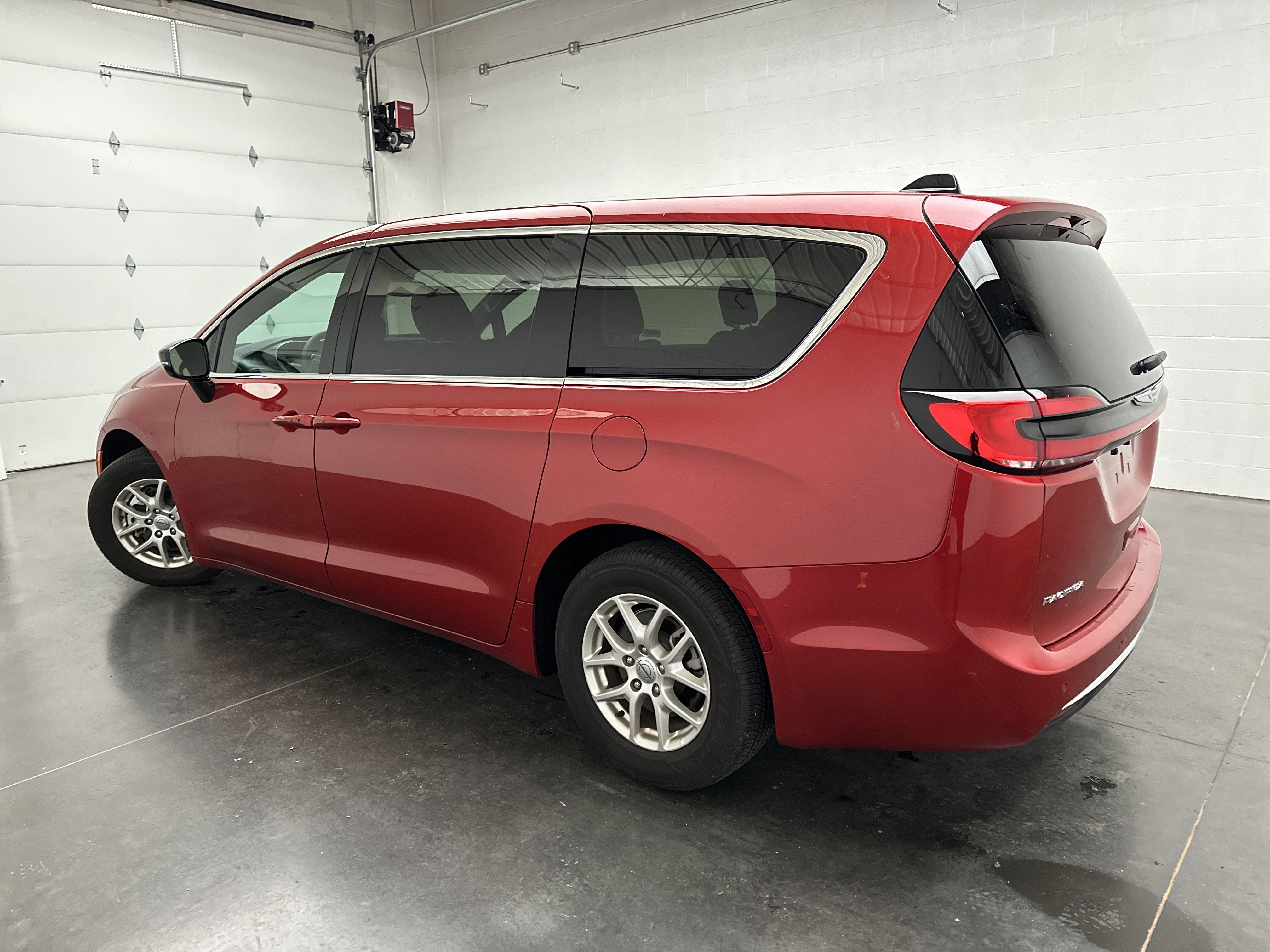 Used 2025 Chrysler Pacifica Select FWD image 7