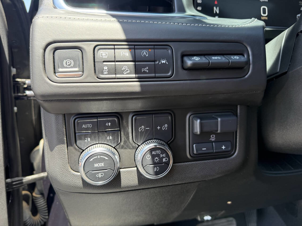 Used 2023 GMC Yukon Denali Ultimate image 29