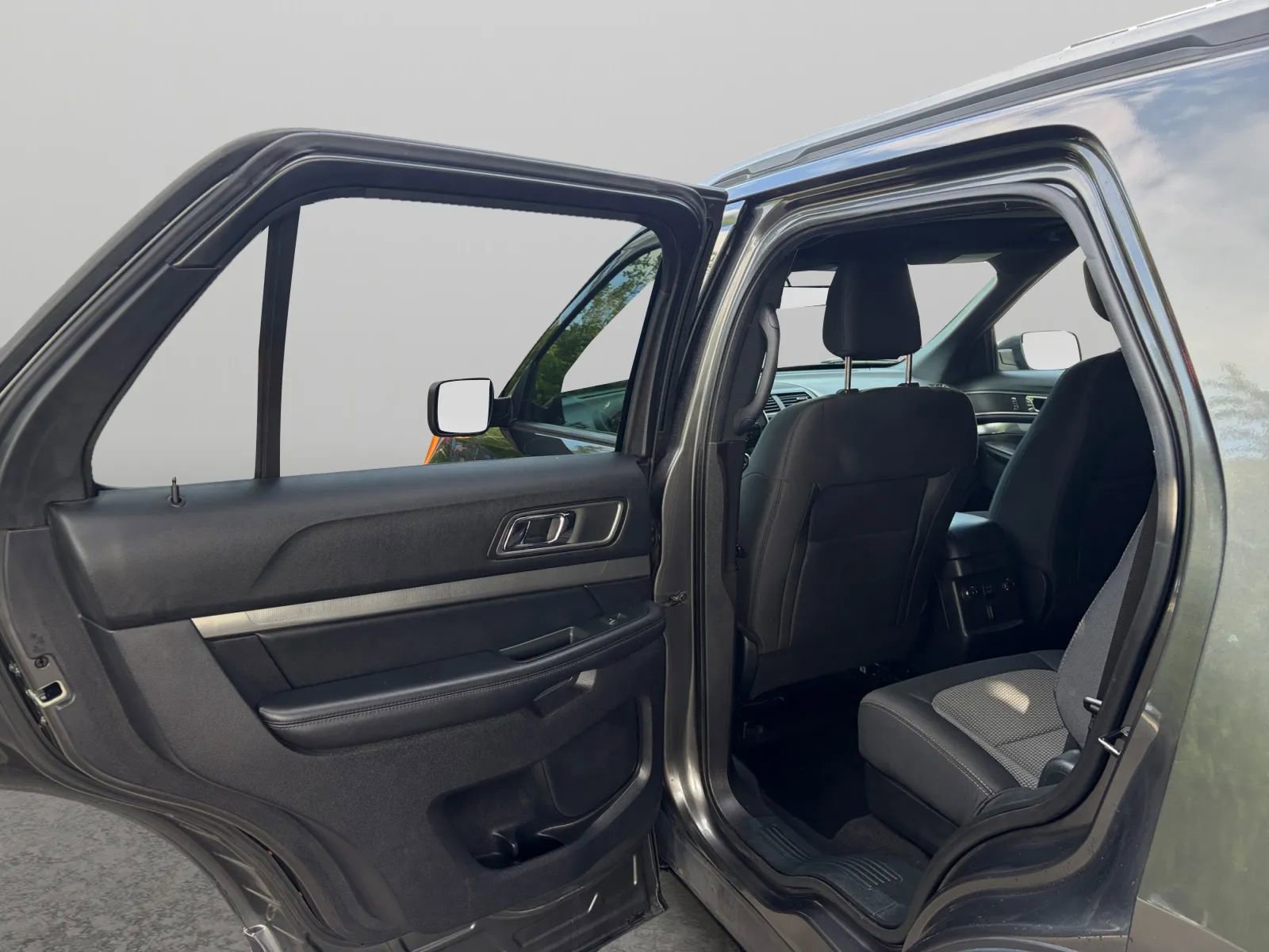 Used 2019 Ford Explorer XLT w/ Equipment Group 201A AWD/4WD image 14