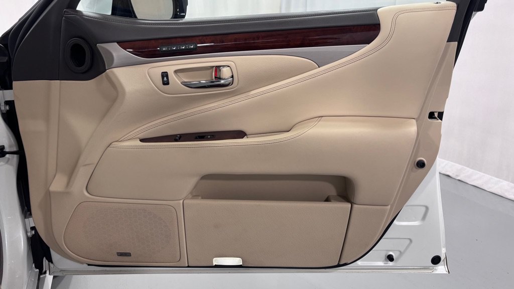 Used 2015 Lexus LS 460 AWD w/ Comfort Package image 21