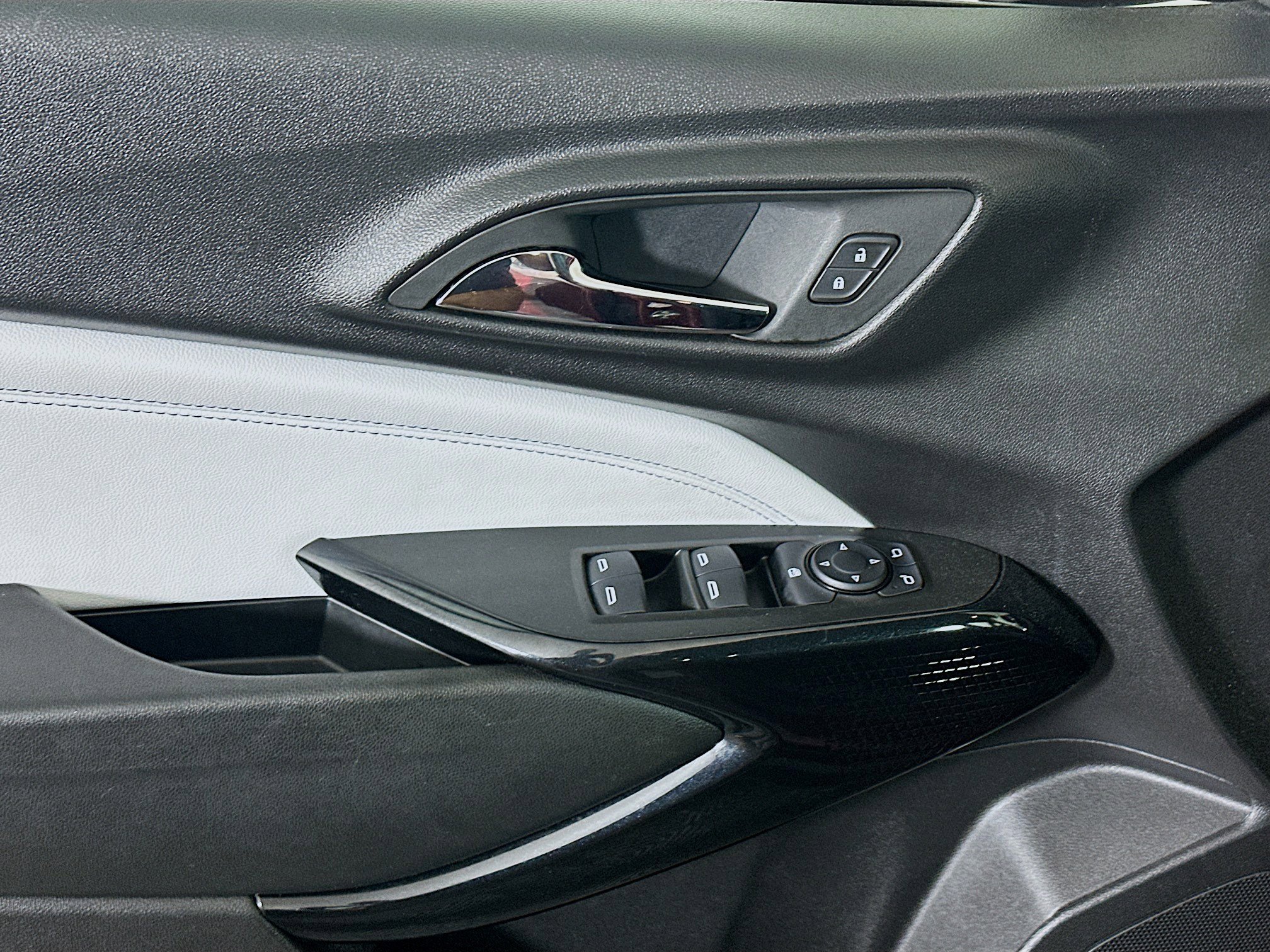 Used 2025 Chevrolet Trax LT w/ LT Convenience Package image 15